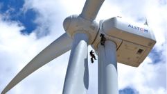 Trabajos en un aerogenerador de un parque e�lico, en una foto de archivo