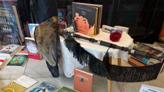 Escaparate de la librera Couceiro en homenaje a Rosala de Castro