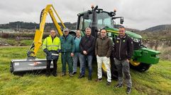 El alcalde de O Barco, Aurentino Alonso, recibi� el tractor junto a los ediles de Obras y Medio Rural, Miguel Neira y Jes�s Jares.
