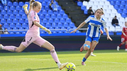 La exblanquiazul Sullastres despeja el bal�n durante el duelo entre el D�por Abanca y el Sevilla