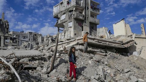 Ni�os palestinos en las ruinas de sus casas en la ciudad de Gaza tras el alto al fuego acordado por Isreal y Hamas, el 2 de diciembre