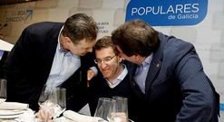Miguel Ferreiro y Carlos Negreira arropan al presidente, minutos antes de la cena de ayer.