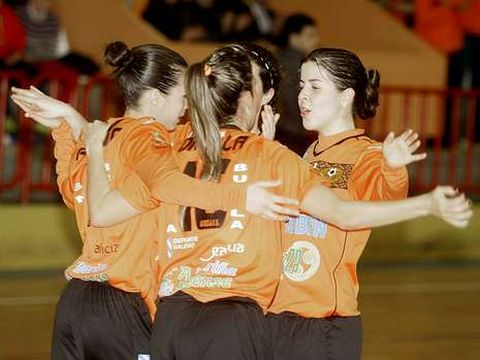 Peque, Daniela, Claudia y Bea Mateos festejan un gol.
