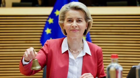 Von der Leyen hacer sonar la campanilla para dar comienzo a la reuni�n del Colegio de Comisarios.