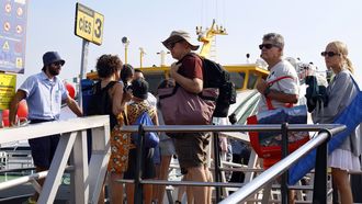 Imagen de colas para embarcar a las islas C�es en una foto de archivo