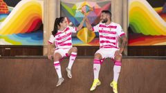 Isina y Borja Bast�n, con la segunda equipaci�n del Real Oviedo