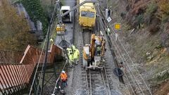 Operarios trabajando en el socav�n de Frieira, en la l�nea del Mi�o, hace dos semanas