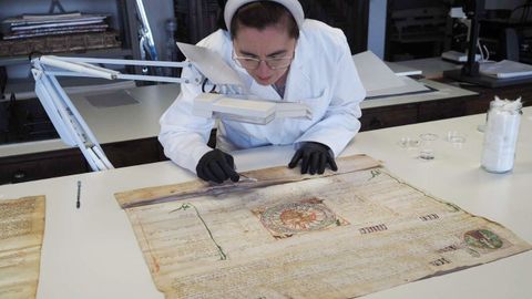 Mar�a Dolorez D�az de Miranda, en el proceso de restauraci�n de un documento hist�rico