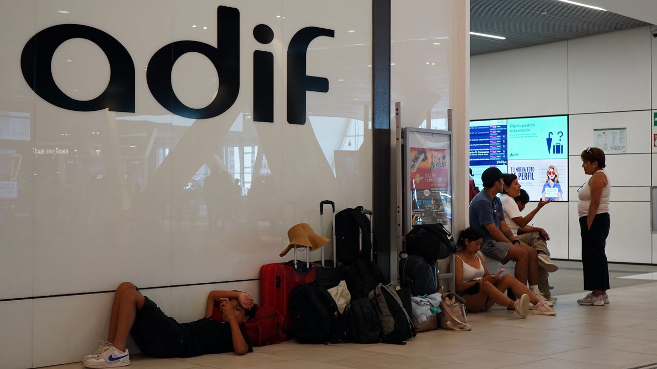Los viajeros frustrados de la línea de alta velocidad Galicia-Madrid: «¿Pero Renfe no pone autobuses?»