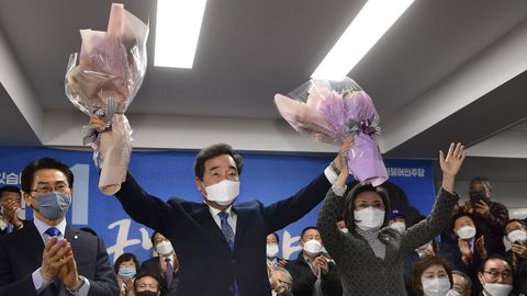 El primer ministro Lee Nak-yon levantan ramos de flores en el colegio electoral en el distrito Jongno de Se�l