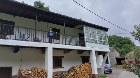 A irmá de Fiz, Imelda, no balcón da súa casa natal, por onde pasa o roteiro que recorda ao poeta