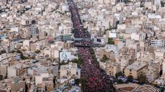 Una multitud asiste a la procesi�n f�nebre del difunto L�der Supremo de Ir�n, el ayatol� Al� Jamenei.