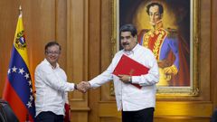 Gustavo Petro y Nicol�s Maduro, durante su entrevista en el palacio de Miraflores, en Caracas