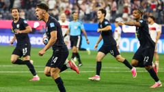 Estados Unidos celebra el gol de Sebastian Berhalter ante Turqu�a
