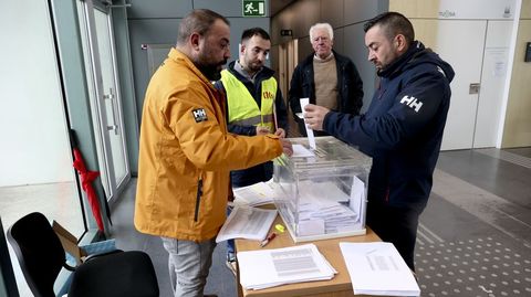 Un momento de la votaci�n de los trabajadores en Santiago, con urnas abiertas de 10 a 20 horas