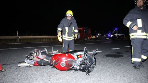 Miembros del grupo de emergencias de Quiroga junto a la moto accidentada, en una imagen de archivo