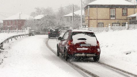 Dos coches entre le nieve esta ma�ana en O Incio