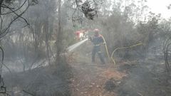 Incendio en Sada, en una zona lim�trofe con Oleiros