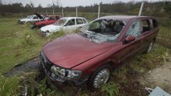 ALMAC�N DE VEH�CULOS. El almac�n municipal de veh�culos de Carballo est� situado en la segunda fase del pol�gono de B�rtoa, en una parcela municipal. Se usa como tal desde finales de noviembre del 2016, cuando la Guardia Civil se qued� sin la parcela situada al lado del cuartel, en la Gran V�a, para los coches intervenidos. Los autom�viles sin posibilidad de arreglo tambi�n acabaron aqu�. Ahora, tras la limpieza, apenas quedan ocho  unidades.