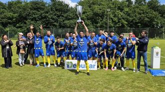 Jugadores del Lua�a con la copa de campeones de la Segunda Futgal.