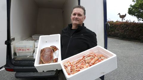 Juan Pablo Lorenzo, hoy, con la furgoneta con la que reparte pescado y marisco por la zona.