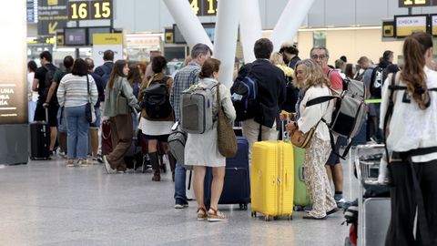 Viajeros, en la zona de salidas del aeropuerto de Santiago, el s�bado 29 de agosto, jornada con m�s vuelos de la operaci�n retorno