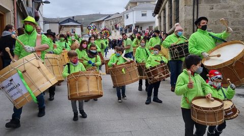 El folin As Carrelas de Viana do Bolo participa en el desfile de entroido de Vilario de Conso