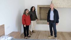 Bel�n do Campo (centro), el alcalde, Juan Carlos Garc�a, y la directora territorial de la Conseller�a de Vivenda, Bego�a Freire, supervisaron ayer el final de las obras.