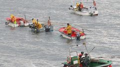 Mariscadores a flote en el banco de As P�as