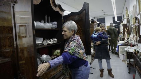 Isabel Ruiz, con uno de los imponentes muebles, en este caso un armario holand�s del siglo XIX