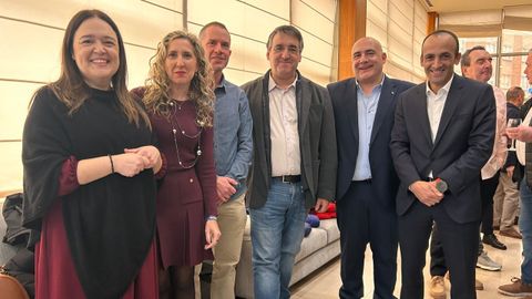 La senadora del PP, Vernica Casal; la delegada territorial de la Xunta en Ferrol, Martina Aneiros; el capitn de la compaa de la Guardia Civil de Ferrol, Francisco Javier Fernndez; el coronel Fernando Pedreira, jefe de la comandancia de A Corua; el nuevo jefe de oficina del Sector de Trfico de Galicia, el narons Jos Antonio Lobeiras; y el presidente de la Autoridad Portuaria de Ferrol, Francisco Barea