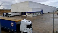 Imagen tomada el pasado martes de camiones maniobrando en las bocas de la nueva base log�stica de Frinsa en Salvaterra.