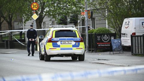 La policía sueca patrulla por la zona donde se produjo el tiroteo