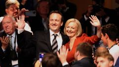 Truss y su marido, Hugh O�Leary, saludan a los delegados en el congreso �tory�.