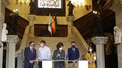 26 de junio del 2021 en el vest�bulo del pazo de Meir�s. De izquierda a derecha, Valent�n Gonz�lez Formoso, Benito Portela, Carmen Calvo, Rom�n Rodr�guez e In�s Rey, en la firma del convenio de gesti�n del inmueble.