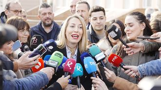 La presidenta del PP de Extremadura y candidata a la reelecci�n a la presidencia de la Junta, Mar�a Guardiola, ofrece declaraciones a los medios tras ejercer su derecho al voto en su colegio electoral, en C�ceres.