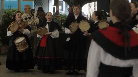 Integrantes del grupo de baile y danza tradicional O Rechoucho, que actuaron este sbado por la maana en el recinto del mercado de Petiscos de Nadal