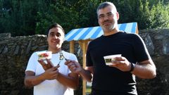 Manuel Da Cunha Rodr�guez y Rom�n Rodr�guez Ca��s posan con los recipientes de medio litro del Desaf�o San Marti�o.