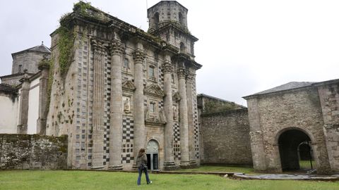 La bell�sima fachada del monasterio de Monfero. 