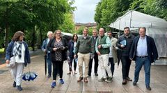 El candidato de Foro, Adri�n Pumares, durante su visita a Siero.
