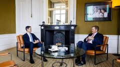 El nuevo primer ministro neerland�s, Rob Jetten, con el rey Guillermo de Holanda