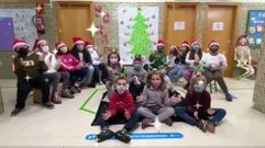 Un momento del v�deo de apoyo del colegio de O Incio para los mayoras de la residencia local y sus trabajadores