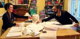 Patricia y Francisco Soto ultiman en su taller de Vigo las piezas que presentan en p�blico este fin de semana. 