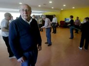 <span lang= es-es >PENDIENTES DE NUEVO LOCAL</span>. El 30 de junio, la Asociaci�n P�rkinson Galicia tendr� que dejar el local de Eir�s de Arriba. �Tenemos la promesa de que nos quedaremos en la calle, pero a�n no sabemos d�nde nos reubicar�n�, dice Julio, que conf�a en que el nuevo local cuente con m�s espacio. 