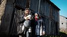 Xabier Mailn y Raquel Payo con su hija, frente a una de las palleiras