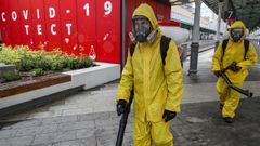 Operarios en una campa�a de desinfecci�n del virus en Mosc�