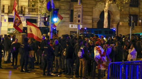 Manifestantesfrente a la sede del PSOE de la calle Ferraz.