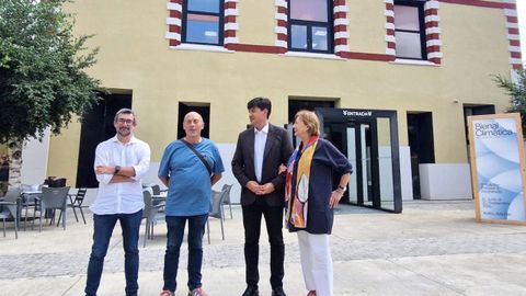 El consejero de Ciencia, Borja S�nchez, durante su visita al centro de empresas de La Curtidora junto con la alcaldesa del concejo, Mariv� Monteser�n.