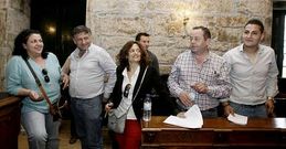 Pili Pe�n, izquierda, futura concejala, junto a los actuales, con Couso -segundo derecha- que se ir�