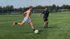 Teun Gijselhart (izquierda) golpe un bal�n durante un entrenamiento con Gerald Vanenburg (derecha).